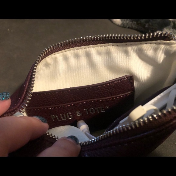 Plug and Tote wristlet with charger - Picture 5 of 5